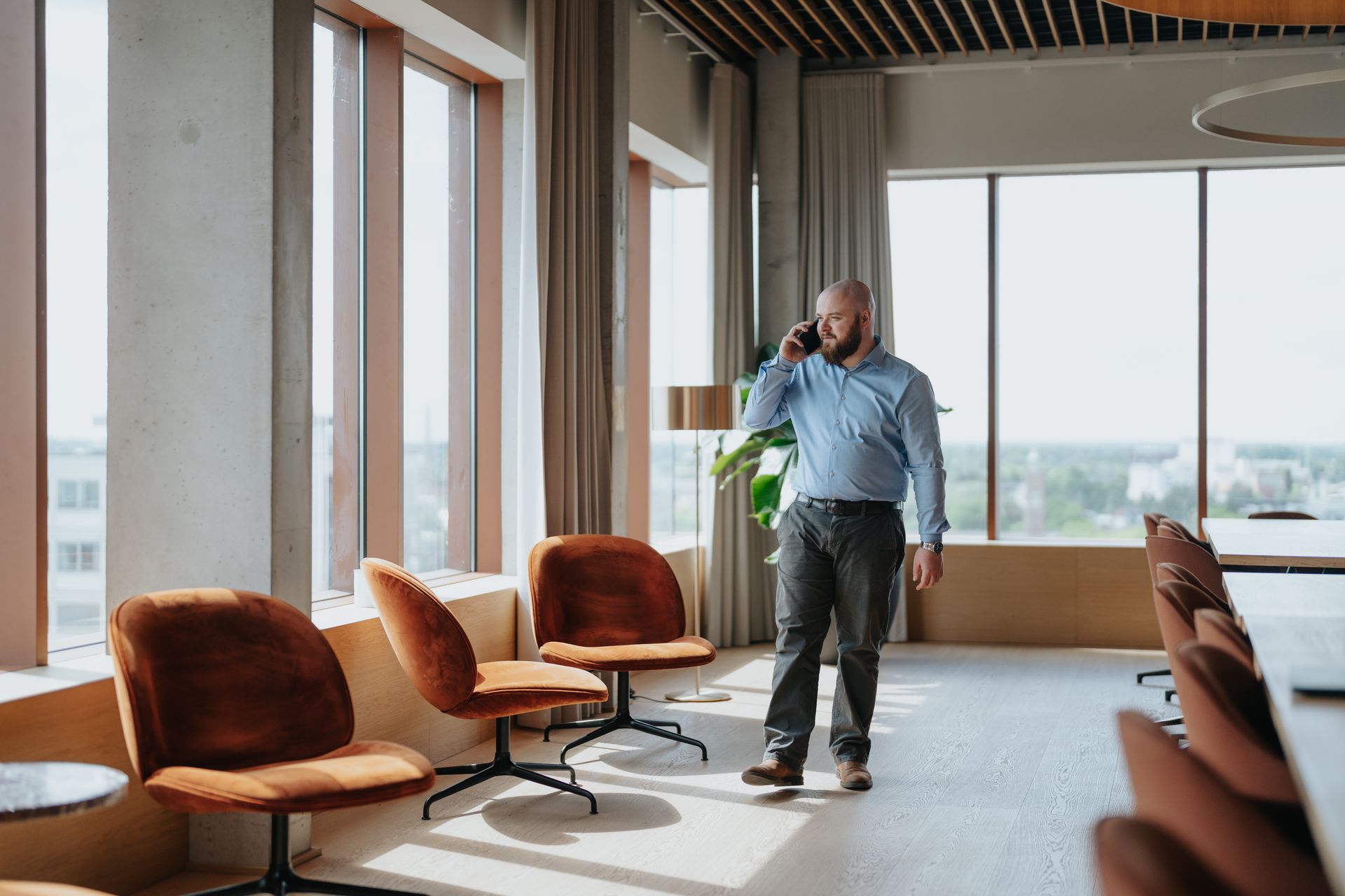 Jorne van Helvert aan de telefoon