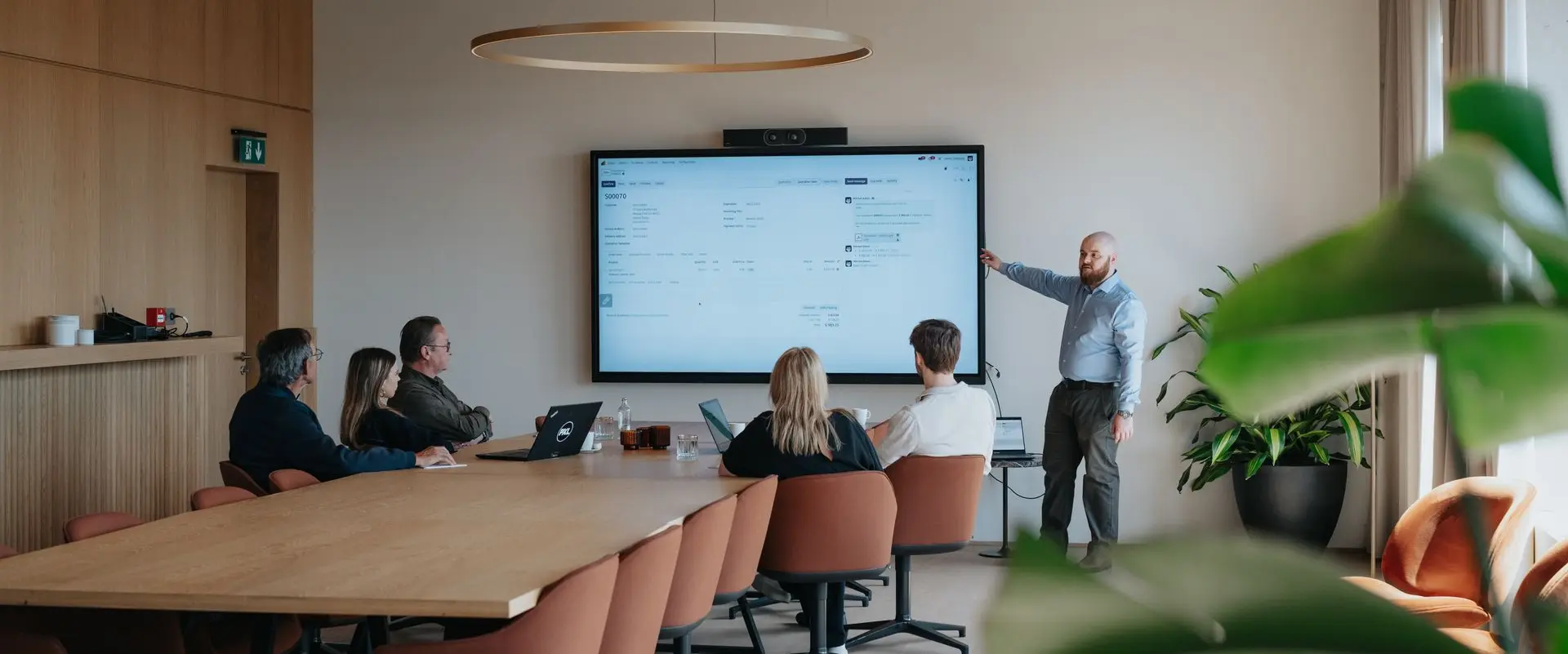 Jorne van Helvert geeft een demo van de Odoo Sales App aan werknemers van een KMO
