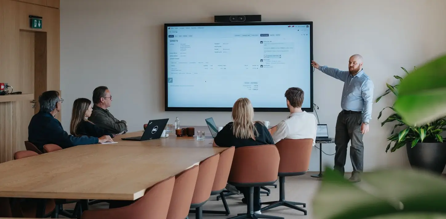 Jorne van Helvert geeft een demo van de Odoo Sales App aan de werknemers van een KMO