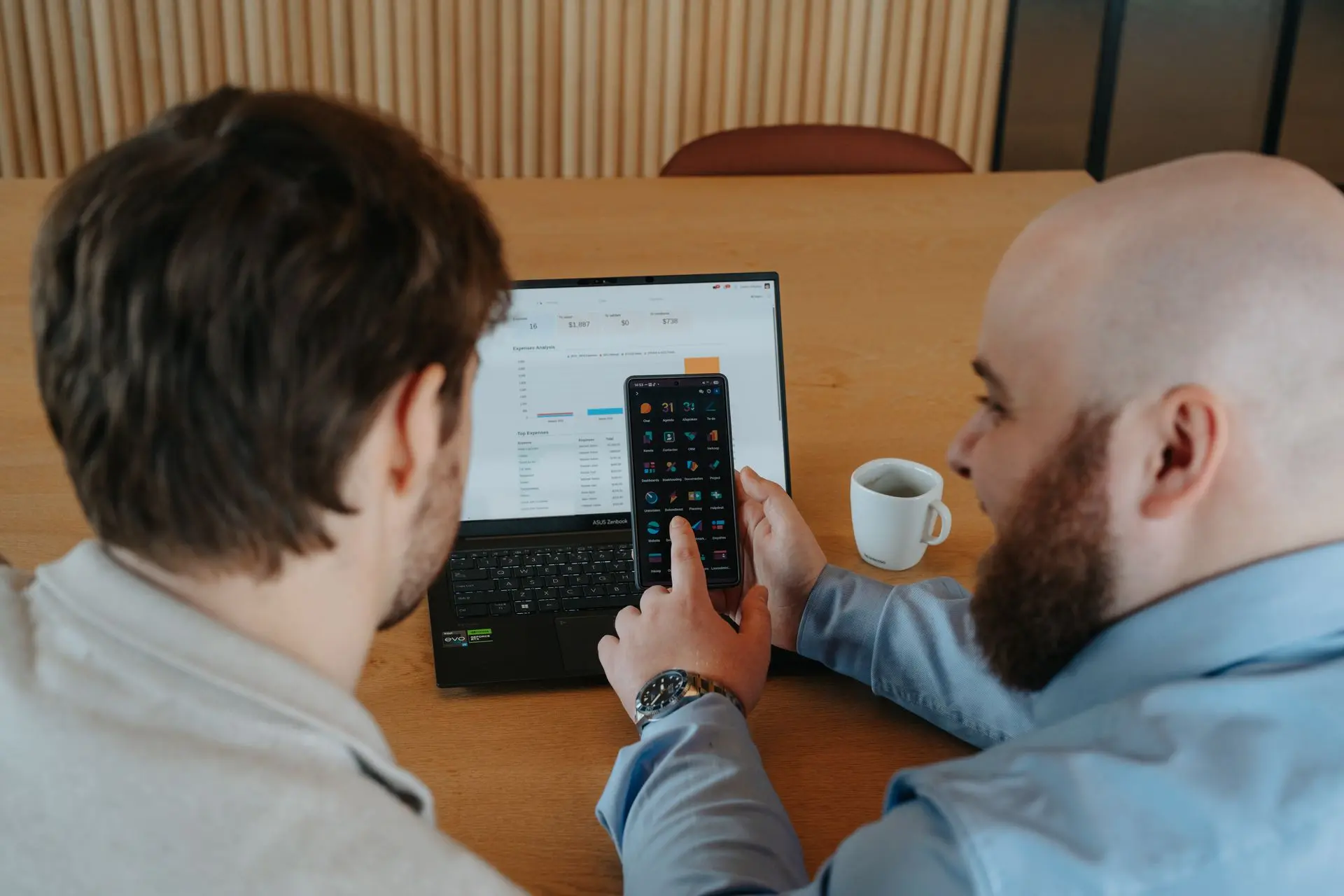 Jorne van Helvert die de klant de Odoo mobile app toont