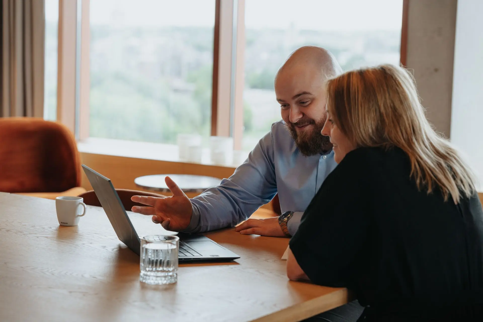 Jorne van Helvert in gesprek met een klant